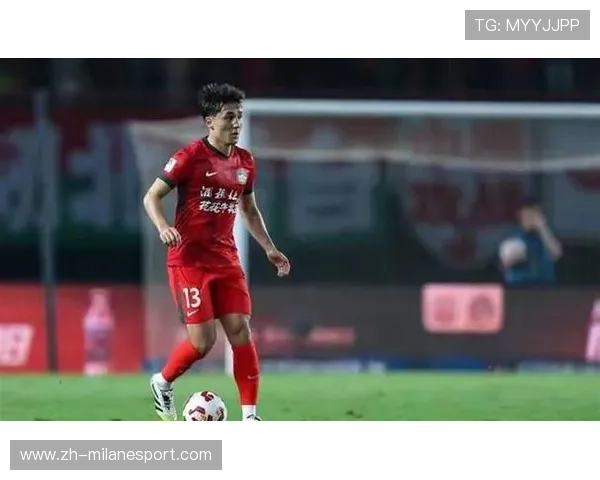 山东泰山阿卜杜肉苏力突破防线射门建功，展示足球新星风采